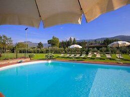 Agriturismo near Cortona with Spacious Garden & Swimming Pool