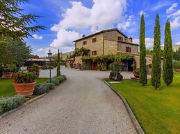 Agriturismo near Cortona with Spacious Garden & Swimming Pool