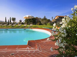 Agriturismo near Cortona with Spacious Garden & Swimming Pool