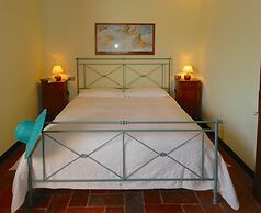 Agriturismo near Cortona with Spacious Garden & Swimming Pool
