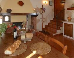 Agriturismo near Cortona with Spacious Garden & Swimming Pool