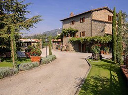 Agriturismo near Cortona with Spacious Garden & Swimming Pool