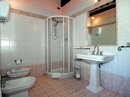 Agriturismo near Cortona with Spacious Garden & Swimming Pool