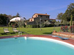 Agriturismo near Cortona with Spacious Garden & Swimming Pool