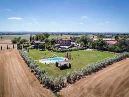 Agriturismo near Cortona with Spacious Garden & Swimming Pool