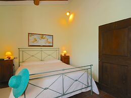 Agriturismo near Cortona with Spacious Garden & Swimming Pool