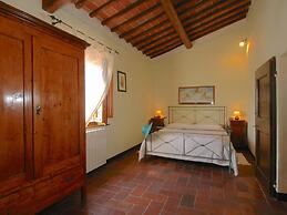 Agriturismo near Cortona with Spacious Garden & Swimming Pool