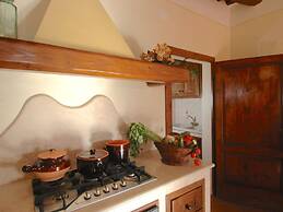 Agriturismo near Cortona with Spacious Garden & Swimming Pool