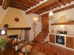 Agriturismo near Cortona with Spacious Garden & Swimming Pool