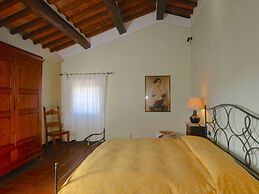 Agriturismo near Cortona with Spacious Garden & Swimming Pool