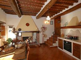 Agriturismo near Cortona with Spacious Garden & Swimming Pool
