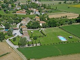 Agriturismo near Cortona with Spacious Garden & Swimming Pool