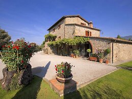 Agriturismo near Cortona with Spacious Garden & Swimming Pool