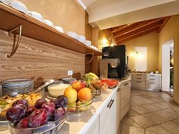 Lake Garda, Beautiful Residence Features Many Facilities