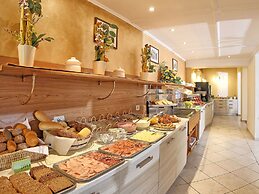 Lake Garda, Beautiful Residence Features Many Facilities