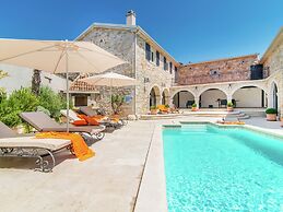 Holiday Home with Swimming Pool near Lim Bay & Beach