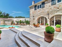 Holiday Home with Swimming Pool near Lim Bay & Beach