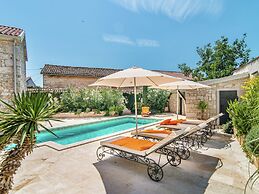 Holiday Home with Swimming Pool near Lim Bay & Beach