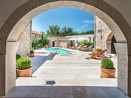 Holiday Home with Swimming Pool near Lim Bay & Beach