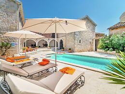 Holiday Home with Swimming Pool near Lim Bay & Beach