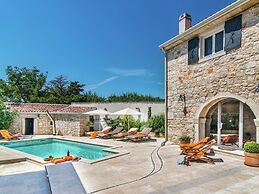 Holiday Home with Swimming Pool near Lim Bay & Beach