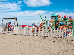 Spacious Apartment in Rosolina Mare near Sea