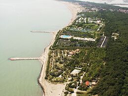 Spacious Apartment in Rosolina Mare near Sea