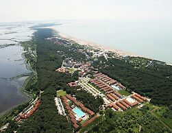 Spacious Apartment in Rosolina Mare near Sea