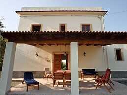 Detached Villa in an Excellent Location Near the Sea