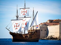 Spacious and Modern 1st Floor Apartment With Private Garage, Wi-fi