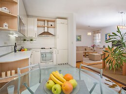 Spacious and Modern 1st Floor Apartment With Private Garage, Wi-fi