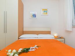 Spacious and Modern 1st Floor Apartment With Private Garage, Wi-fi