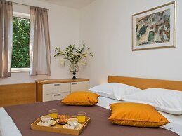 Spacious and Modern 1st Floor Apartment With Private Garage, Wi-fi