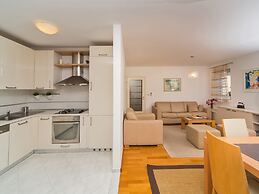 Spacious and Modern 1st Floor Apartment With Private Garage, Wi-fi