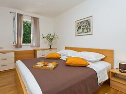 Spacious and Modern 1st Floor Apartment With Private Garage, Wi-fi