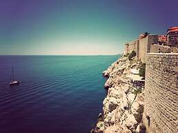 Spacious and Modern 1st Floor Apartment With Private Garage, Wi-fi