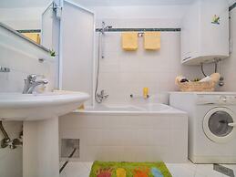 Spacious and Modern 1st Floor Apartment With Private Garage, Wi-fi