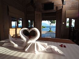 Blue Harbor Beachfront Villas & Resto