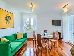 Superb Apartment in Murter with Hot Tub