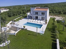 Peaceful Villa in Stanisovi With sea View