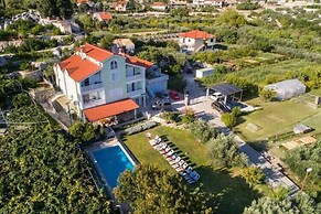Cozy Villa in Ploce With Shared Pool