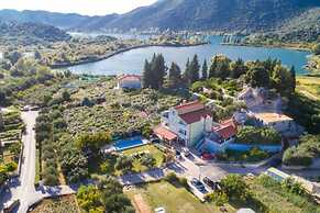 Cozy Villa in Ploce With Shared Pool