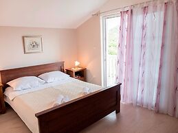 Cozy Villa in Ploce With Shared Pool