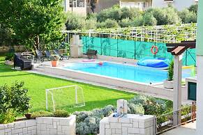 Cozy Villa in Ploce With Shared Pool