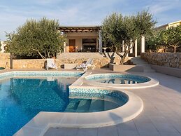 Spacious Holiday Home With Swimming Pool