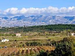 Apartment in Ljubac With Garden