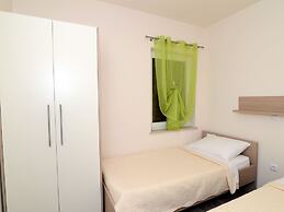 Apartment in Ljubac With Garden