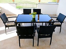 Apartment in Ljubac With Garden