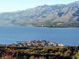 Apartment in Ljubac With Garden