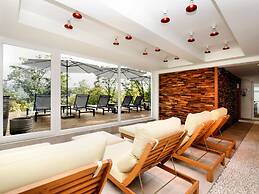 Affluent Holiday Home in Spa with Hot Tub, Garden, Sauna